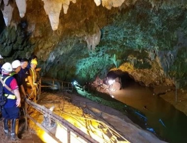 Όχι μια, αλλά έξι ταινίες για τη διάσωση των παιδιών στο σπήλαιο στην Ταϊλάνδη